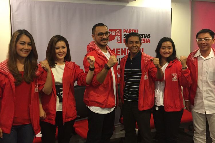 Terjun ke Dunia Politik, Giring ‘Nidji’ Syukuran di Rumahnya Terjun ke Dunia Politik, Giring ‘Nidji’ Syukuran di Rumahnya