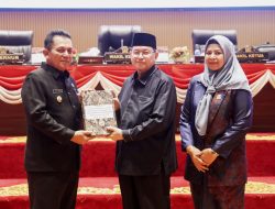 Gubernur Ansar Serahkan Ranperda RPJMD 2025–2029, Tegaskan Komitmen Pembangunan Maju, Makmur dan Merata Gubernur Ansar Serahkan Ranperda RPJMD 2025–2029, Tegaskan Komitmen Pembangunan Maju, Makmur dan Merata