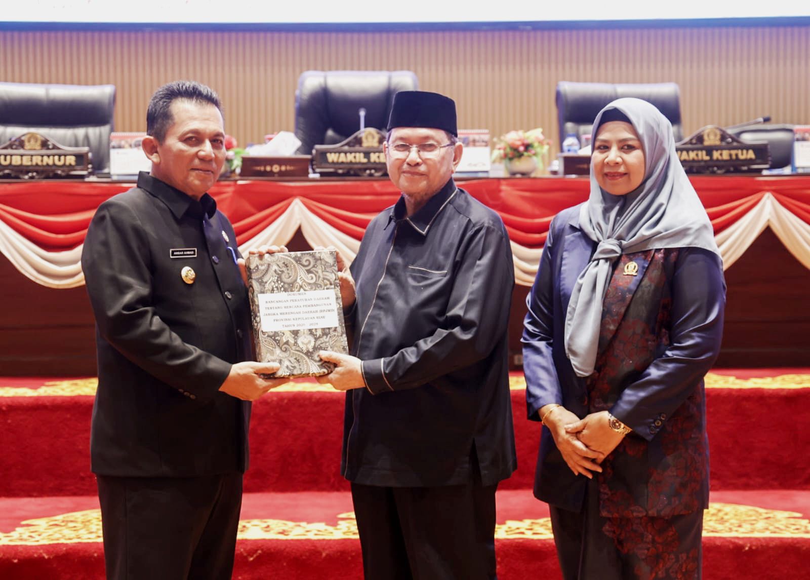 Gubernur Ansar Serahkan Ranperda RPJMD 2025–2029, Tegaskan Komitmen Pembangunan Maju, Makmur dan Merata Gubernur Ansar Serahkan Ranperda RPJMD 2025–2029, Tegaskan Komitmen Pembangunan Maju, Makmur dan Merata