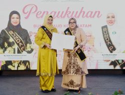Dewi Ansar Kukuhkan Erlita Amsakar sebagai Bunda PAUD dan Bunda Literasi Batam 2025-2030 Dewi Ansar Kukuhkan Erlita Amsakar sebagai Bunda PAUD dan Bunda Literasi Batam 2025-2030