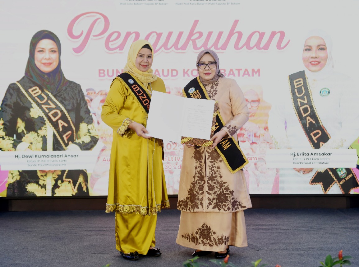 Dewi Ansar Kukuhkan Erlita Amsakar sebagai Bunda PAUD dan Bunda Literasi Batam 2025-2030 Dewi Ansar Kukuhkan Erlita Amsakar sebagai Bunda PAUD dan Bunda Literasi Batam 2025-2030