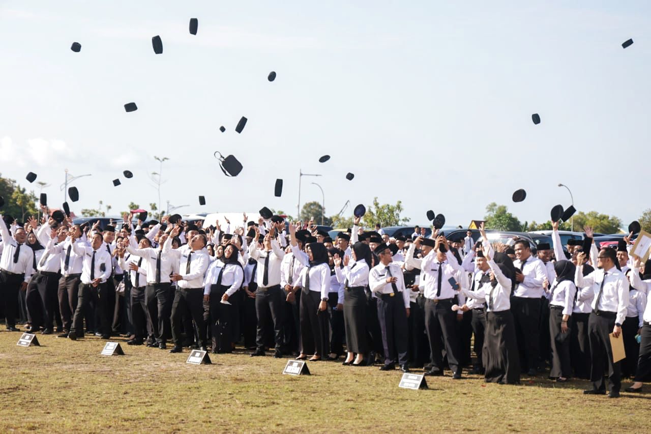Sebanyak 3.559 ASN Pemprov Kepri Dilantik, Gubernur Ansar : Junjung Nilai BerAKHLAK Sebanyak 3.559 ASN Pemprov Kepri Dilantik, Gubernur Ansar : Junjung Nilai BerAKHLAK