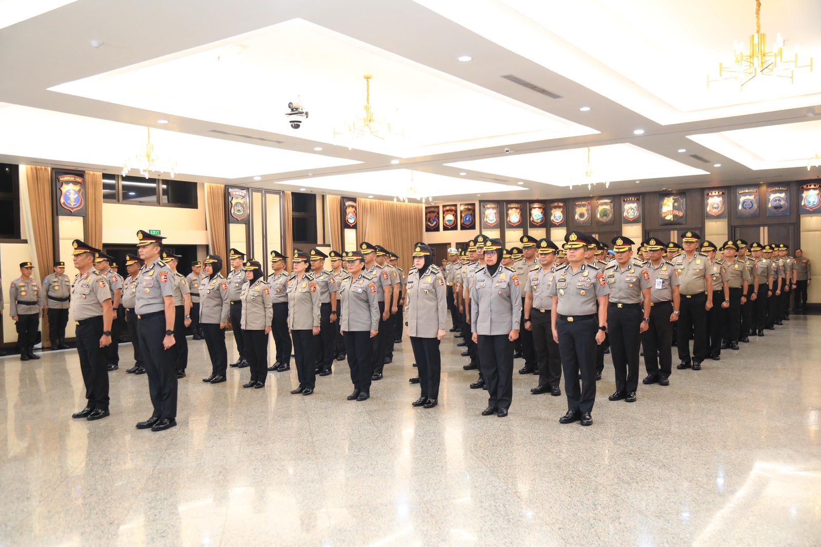 Kapolri Pimpin Kenaikan Pangkat Pati dan Pamen Kapolri Pimpin Kenaikan Pangkat Pati dan Pamen