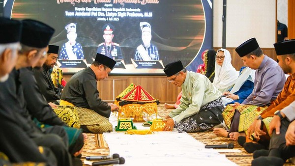 Kapolri Terima Anugerah Adat Ingatan Budi dari Lembaga Adat Kapolri Terima Anugerah Adat Ingatan Budi dari Lembaga Adat