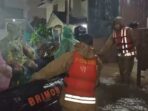 Jalankan Tugas Kemanusiaan, Brimob Polda Metro Evakuasi Warg Jalankan Tugas Kemanusiaan, Brimob Polda Metro Evakuasi Warg