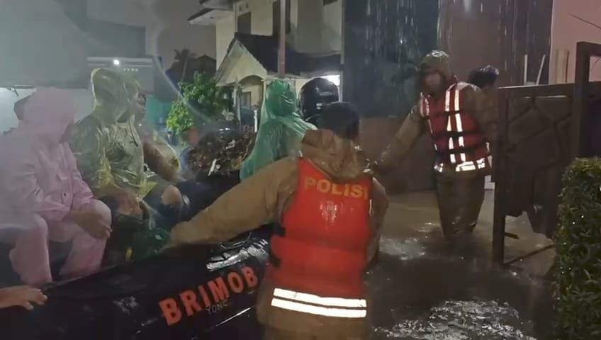 Jalankan Tugas Kemanusiaan, Brimob Polda Metro Evakuasi Warg Jalankan Tugas Kemanusiaan, Brimob Polda Metro Evakuasi Warg