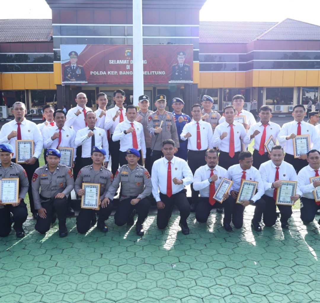 30 Anggota Polda Babel Terima Penghargaan, Irjen Pol Hendro 30 Anggota Polda Babel Terima Penghargaan, Irjen Pol Hendro
