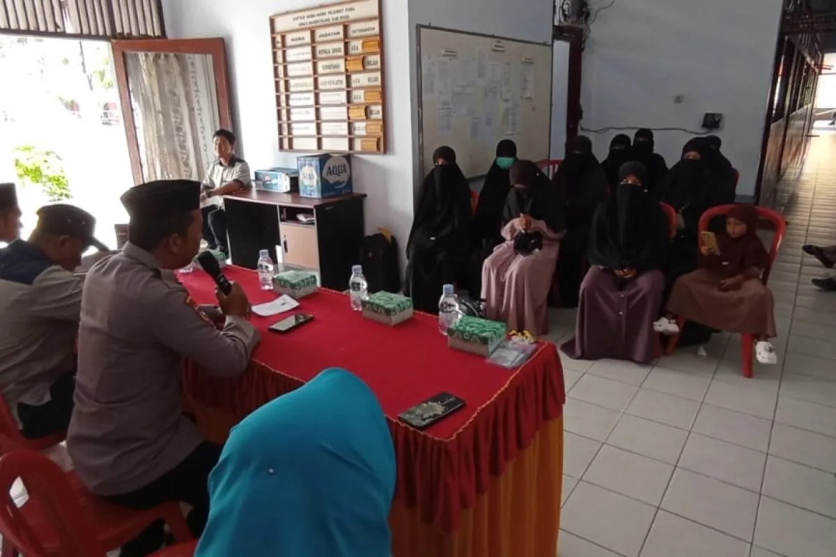 Satgas Madago Raya Gencarkan Deradikalisasi Lewat Pelatihan Masyarakat Satgas Madago Raya Gencarkan Deradikalisasi Lewat Pelatihan Masyarakat