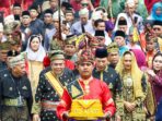 Kapolri Terima Anugerah Adat Ingatan Budi dari LAM Riau: Sim Kapolri Terima Anugerah Adat Ingatan Budi dari LAM Riau: Sim