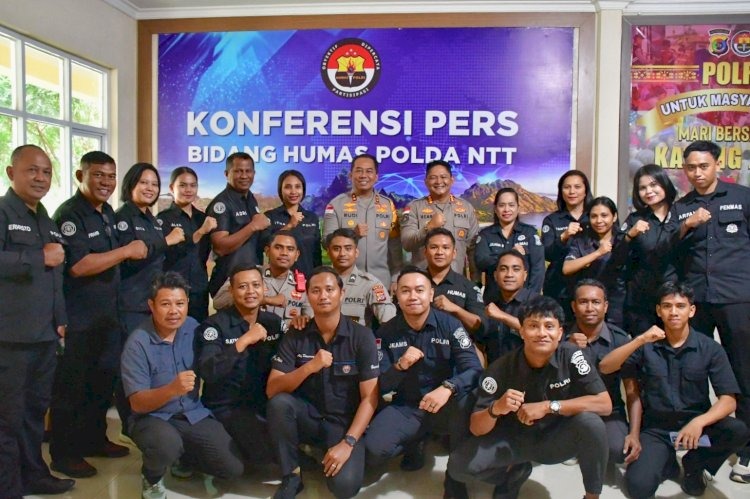 Hangat dan Bersahaja, Kapolda NTT Sambangi Ruang Bidhumas: B Hangat dan Bersahaja, Kapolda NTT Sambangi Ruang Bidhumas: B