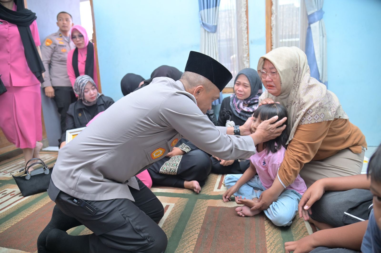 Kapolda Jawa Barat Melayat Ke Rumah Duka Aipda Anumerta Cece Kapolda Jawa Barat Melayat Ke Rumah Duka Aipda Anumerta Cece