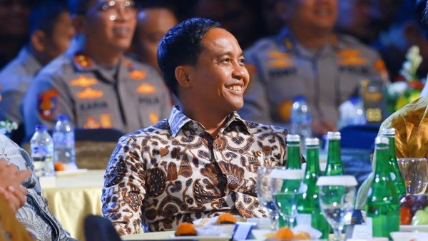 Menhut Puji Polisi Teladan Penerima Hoegeng Awards 2025: Lua Menhut Puji Polisi Teladan Penerima Hoegeng Awards 2025: Lua